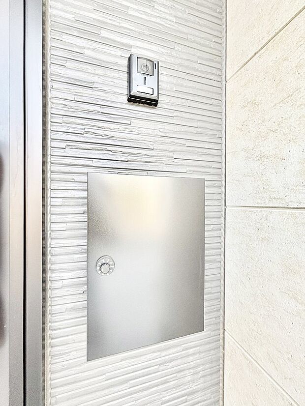 シンプルなデザインのポスト