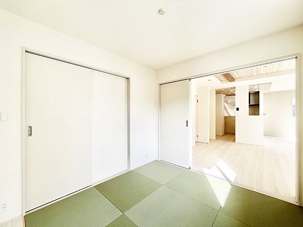 リビングと隣り合っている和室。ほっと一息できる和の空間も忘れずに。