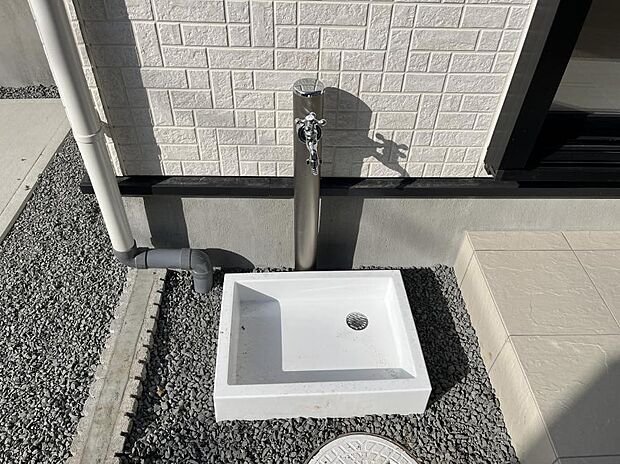 外水栓があると、庭のお手入れやちょっとした手洗い・洗車に便利です！   