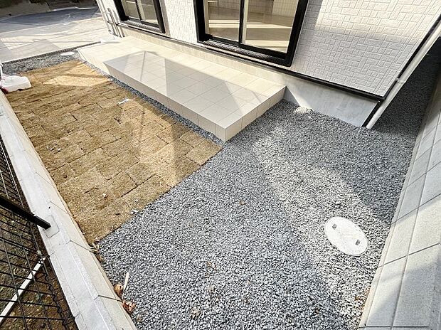 住まいに明るい光と開放感を演出してくれる庭スペース付き！