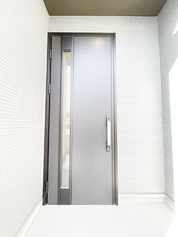 玄関前は雨が降っても濡れにくい屋根付き