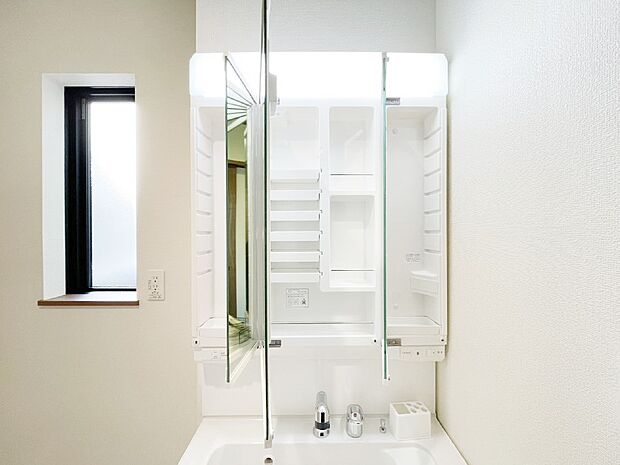 三面鏡の裏に、化粧品や衛生用品などを収納可能。洗面台をすっきりと保ちます！