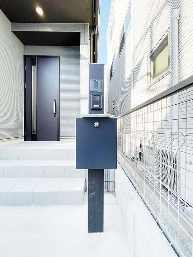 シンプルなデザインのポスト