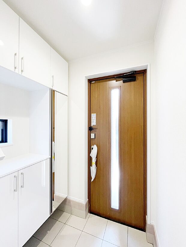 下駄箱はご家族の写真や季節のインテリアで飾り棚として演出できます