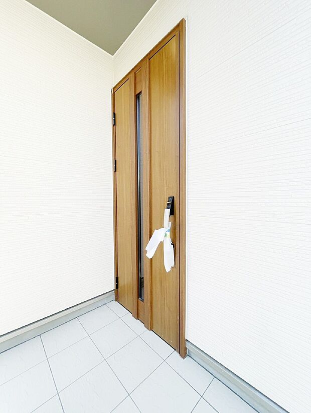 玄関前は雨が降っても濡れにくい屋根付き