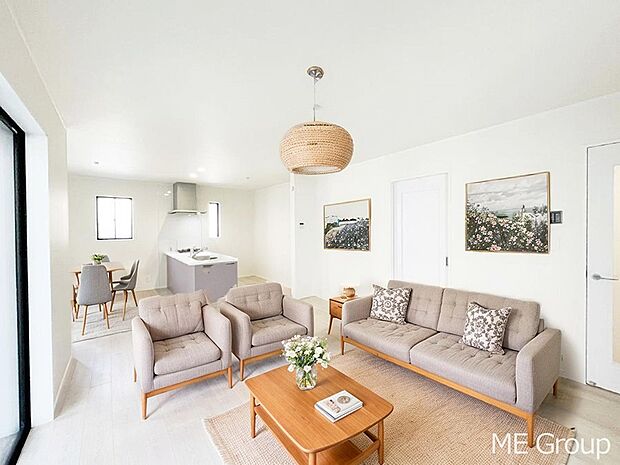 落ち着いた雰囲気のLDKは家族みんなの快適空間※家具はCGです