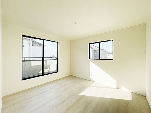 バルコニーが開放感をプラスしてくれる洋室