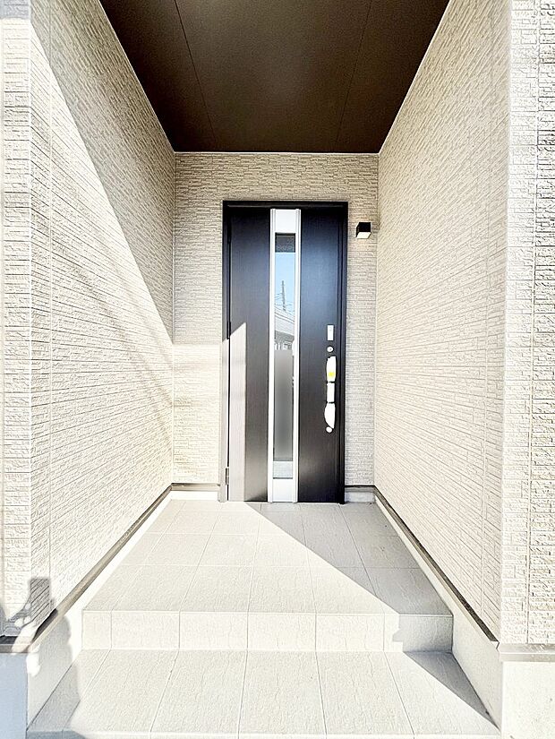 玄関前は雨が降っても濡れにくい屋根付き