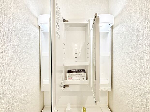 三面鏡の裏に、化粧品や衛生用品などを収納可能。洗面台をすっきりと保ちます！