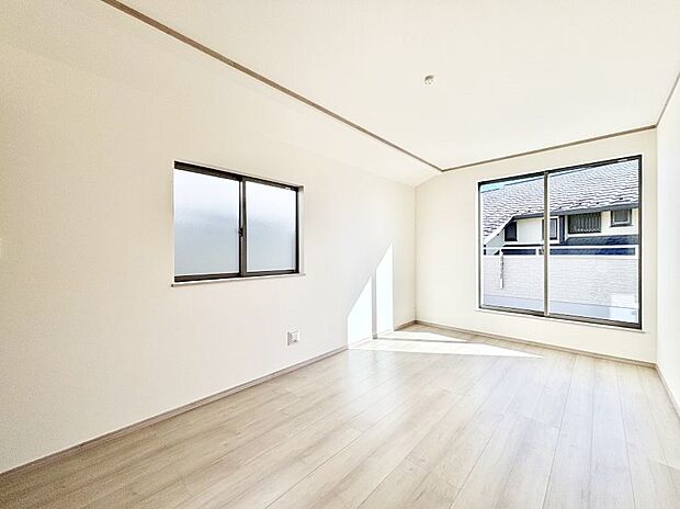 バルコニーが開放感をプラスしてくれる洋室