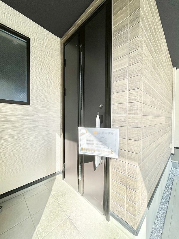 大切な家族、来客を出迎える玄関。