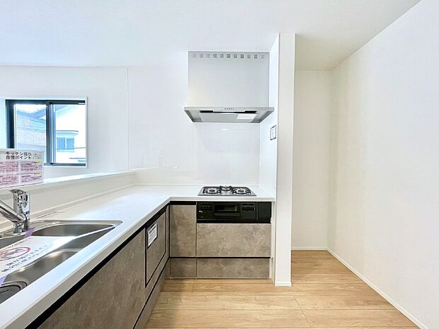 L字型だと料理するスペースも広々と使えます。コンパクトに動けてお料理ラクラク。