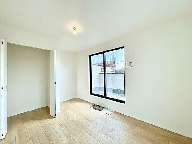 明るいバルコニーサイドに洋室を設置。目覚めの良い寝室に。