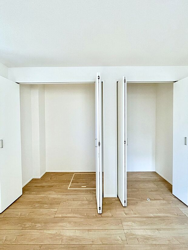 洋室のクローゼット。奥行きがあるので厚手の衣類もすっきり収まります。