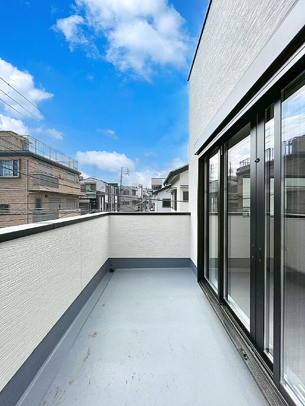 暖かな陽光が降り注ぐバルコニーはお洗濯におすすめ。爽やかな風も心地よいです。