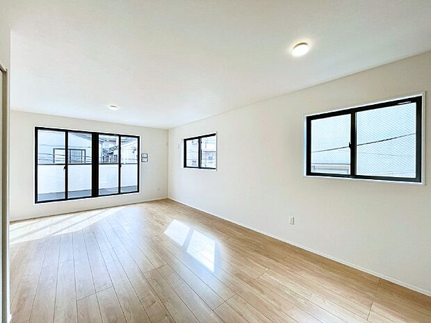 家族の笑顔が自然と生まれてくる、そんな雰囲気のダイニングに仕上がっています。