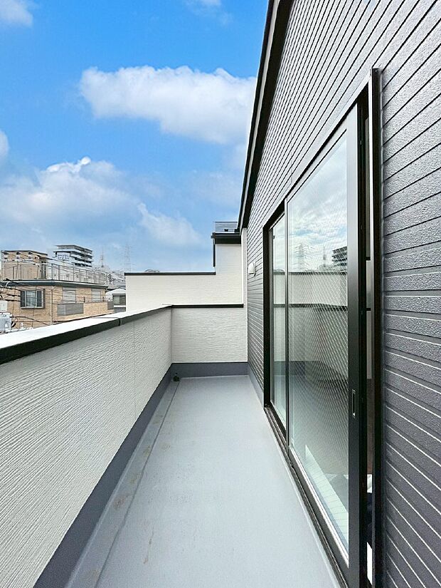 ゆったりバルコニーだから沢山お洗濯ものを干せます。