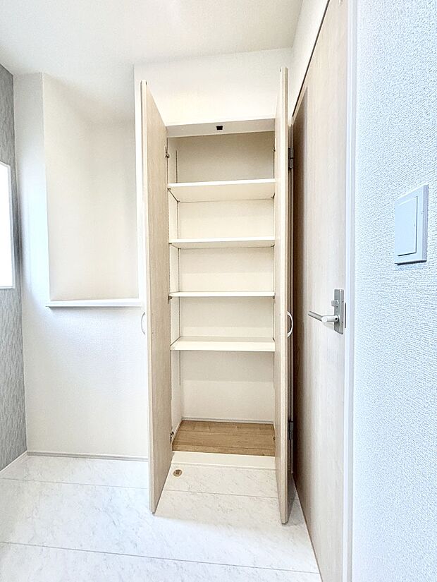 便利なリネン庫で、スッキリした使いやすい洗面室に