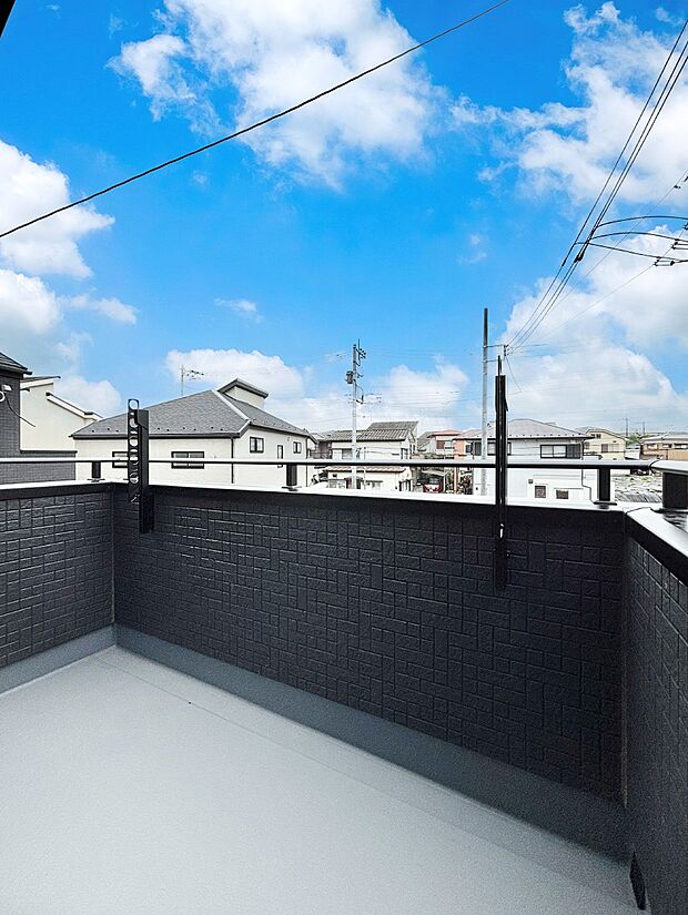 暖かな陽光が降り注ぐバルコニーはお洗濯におすすめ。爽やかな風も心地よいです。