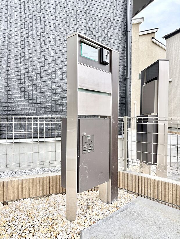 表札・インターホン・ポスト・宅配BOXをひとつに集約。エントランスになじむシンプルデザイン。