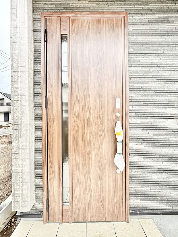 玄関前は屋根付きで雨が降っていても濡れにくいです。