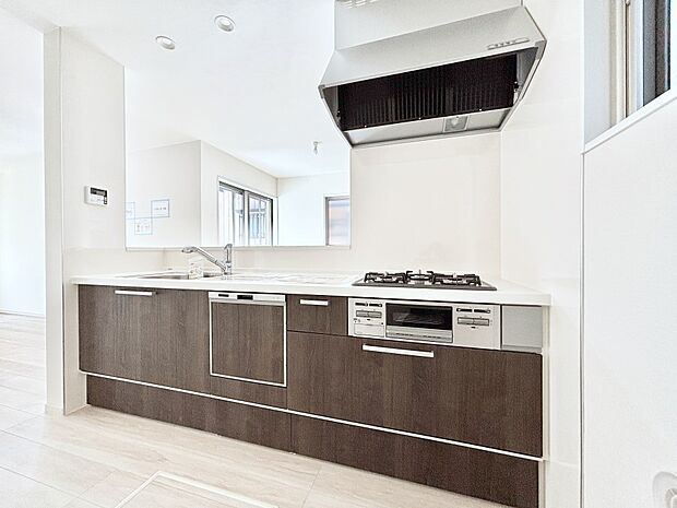 リビングで遊ぶお子様を見守りながらお料理ができる対面キッチン。