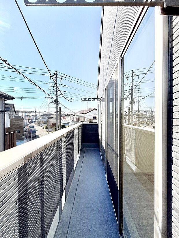 ゆったりバルコニーだから沢山お洗濯ものを干せます。