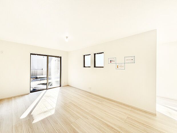 明るい陽光が注ぎ、寛ぎの雰囲気に満たされるダイニング。