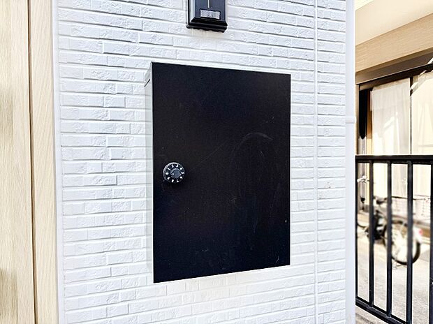 シンプルデザインのポスト。