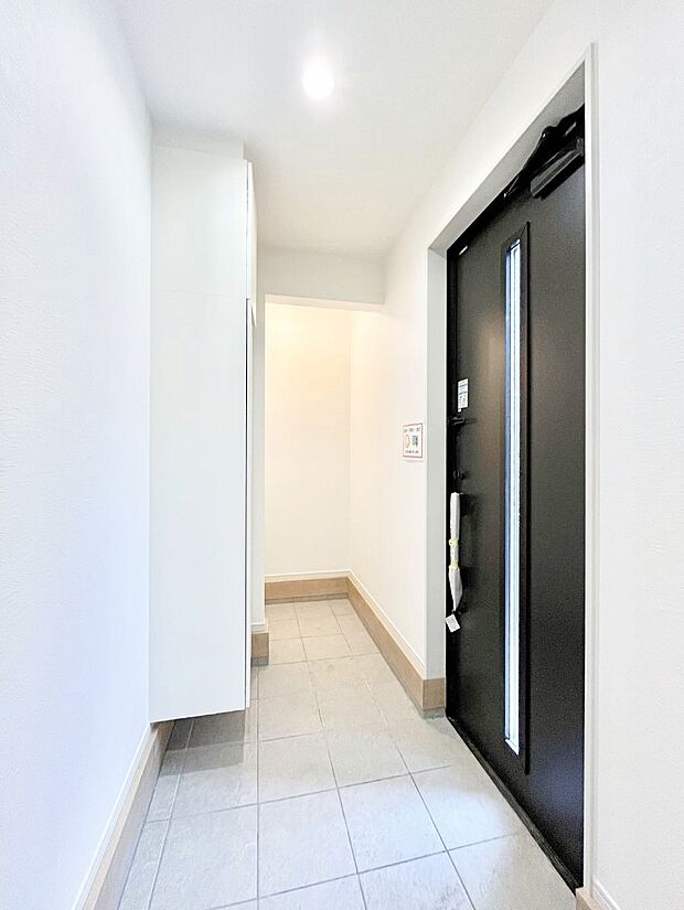 シューズインクローク付きの玄関。家族全員の靴や雨具などすっきり収納できます。