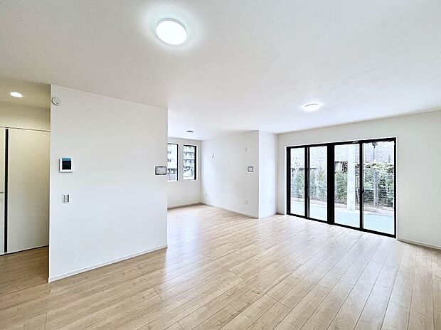 大きな窓からたっぷりの陽光と風を感じられるリビング