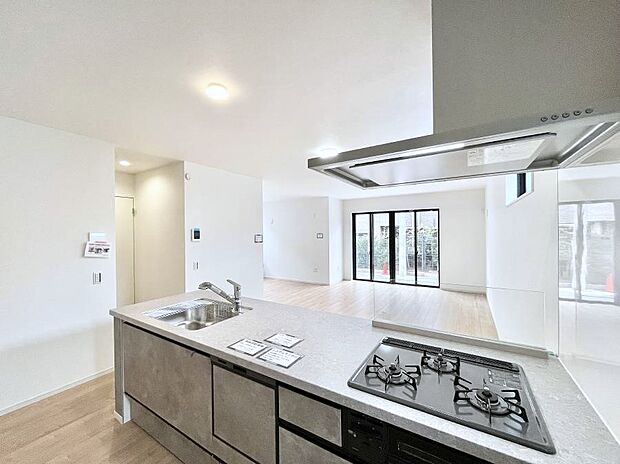 リビングで遊ぶお子様を見守りながらお料理ができる対面キッチン。