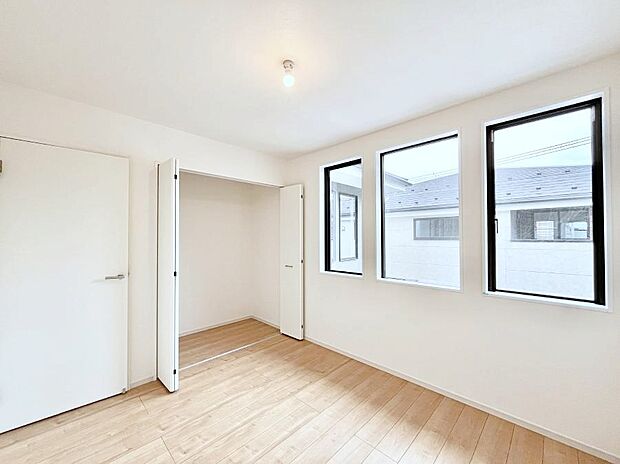 窓からのやさしい光が心地よいプライベートルーム