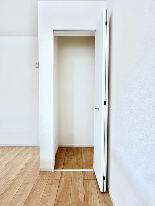 キッチンにはパントリー!食材のストックはもちろん、日用品の収納など使い方はいろいろ!