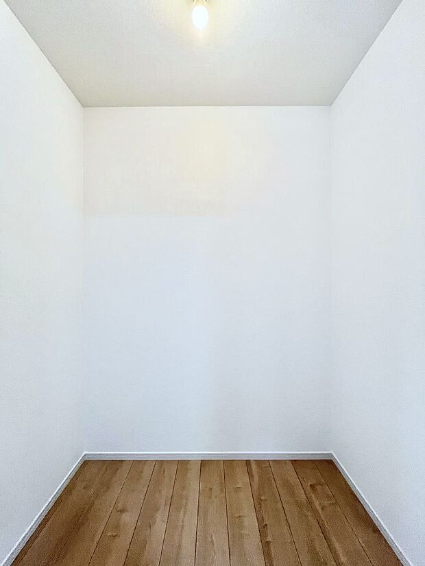 家族みんなの共有物を収納するのに便利なファミリークローク