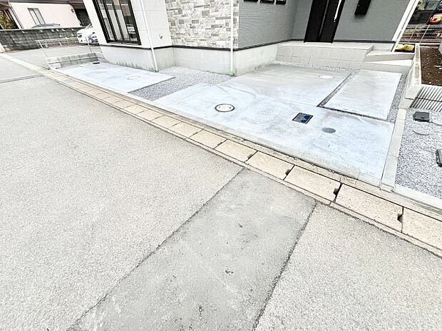 駐車2台可能!急なお客様の駐車に。また、ご家族の自転車スペースとしても大活躍。