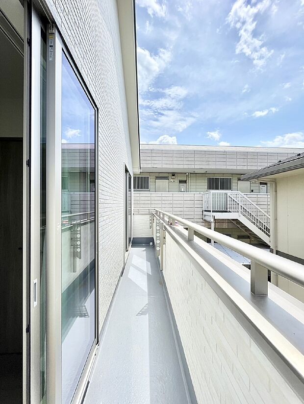暖かな陽光が降り注ぐバルコニーはお洗濯におすすめ。爽やかな風も心地よいです。