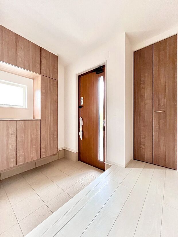 明るい玄関はお客様をお出迎えするのにぴったりです！ 
