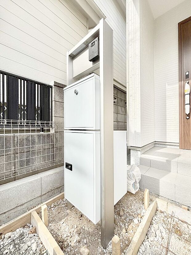 シンプルデザインのポスト。