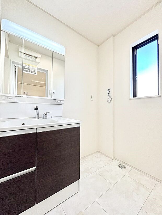 小窓がついているので湿気の多い場所でも換気が十分行えます。毎日の身支度を気持ち良く！