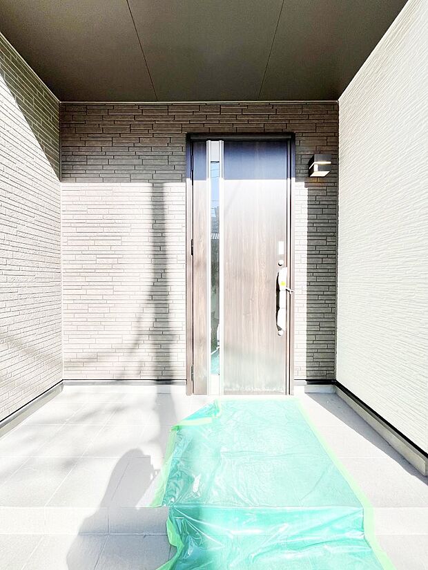 大切な家族、来客を出迎える玄関。