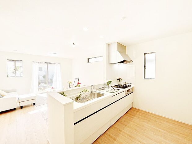 ご家族の会話弾む対面キッチン。お料理中のパパママもご家族と過ごす時間が増えそう!