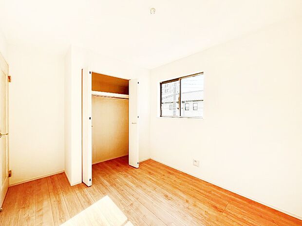 洋室にはクローゼット付き。スッキリとした空間でゆったり寛げます!