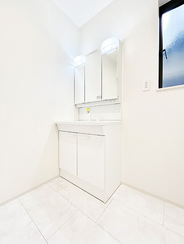 三面鏡キャビネット・シャワー付き洗面化粧台で忙しい朝の身支度もスムーズに！