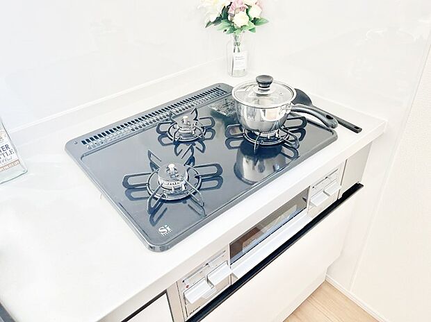 ガスコンロはSiセンサー搭載。火力調節や焦げ付き・消し忘れも防いでくれます。