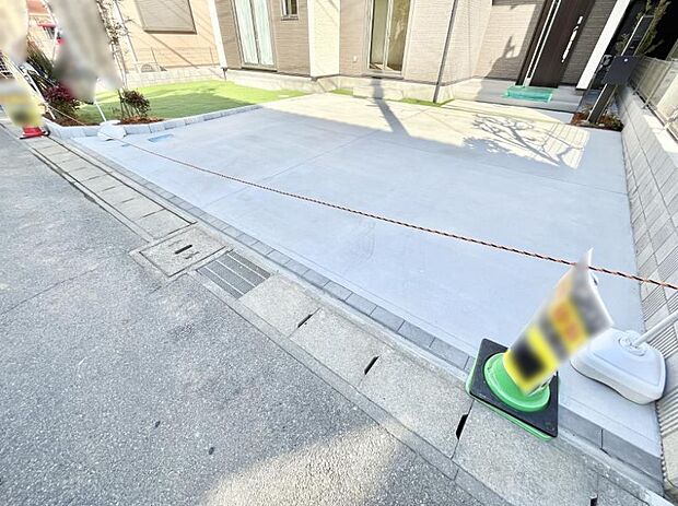 車の出し入れスムーズ!並列駐車2台分のカースペース付きです。