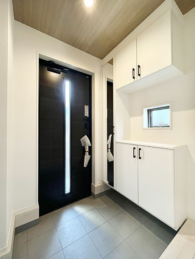 明るい玄関はお客様をお出迎えするのにぴったりです!