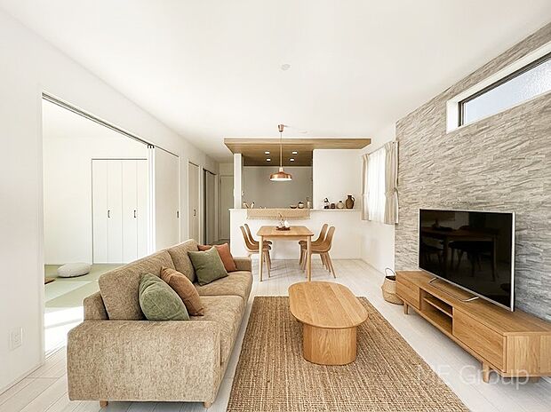 落ち着いた雰囲気のLDKは家族みんなの快適空間※家具はCGです