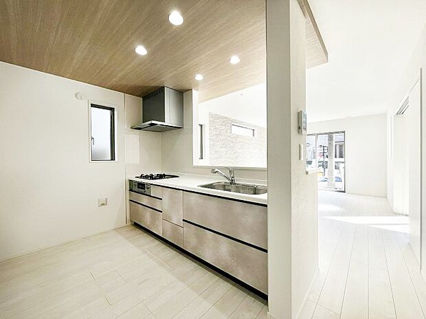 料理をしながらでもご家族との会話を楽しめる対面キッチン