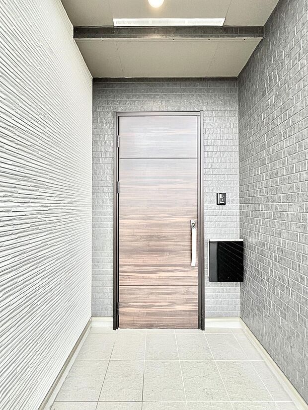 大切な家族、来客を出迎える玄関。